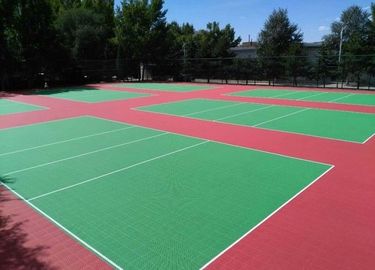 Porcellana Campo da pallacanestro smontabile 100% del polipropilene che pavimenta facile riciclabile smontare fabbrica